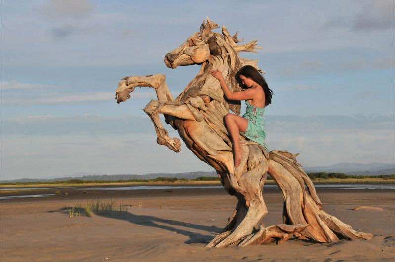 Sea horse-sculpture