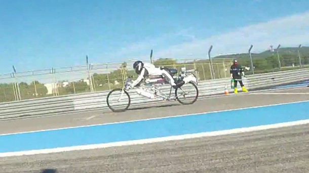 Francois Gissy Managed 333 km:h on Rocket-powered Bicycle3