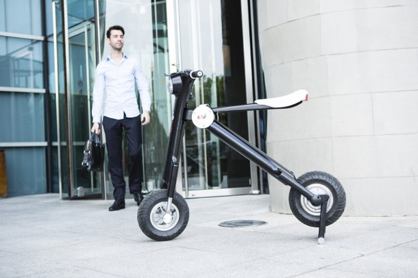 The Foldable Electric Scooter can be Folded in Five Seconds2