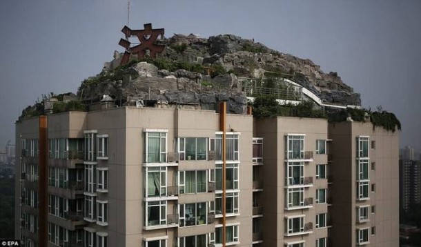 Chines Guy Builds Mountain Getaway on Top of Building7