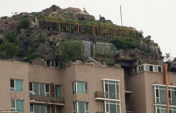 Chines Guy Builds Mountain Getaway on Top of Building9