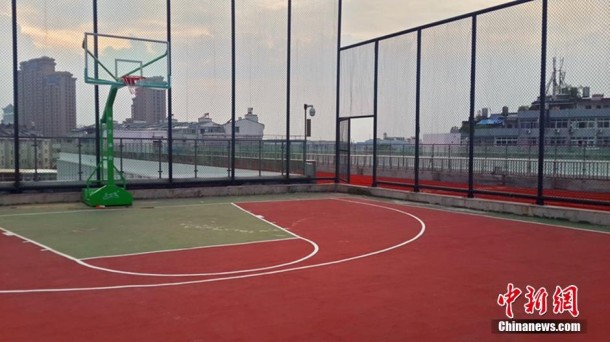 Only in China – Running Track built on Top of Roof 2