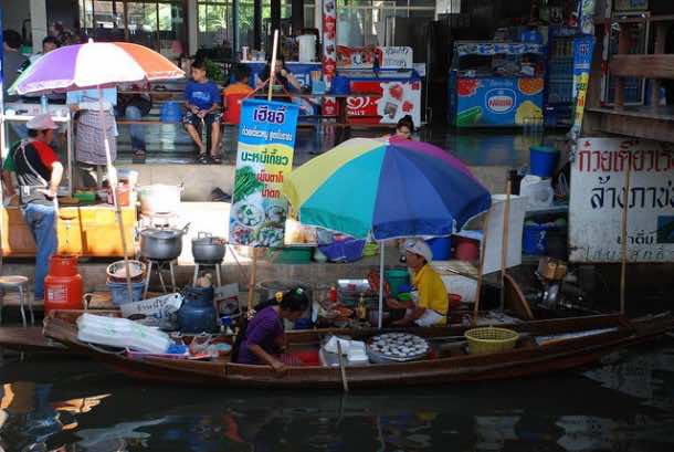 You’ll Need A Bag And A Boat For This Market In Thailand 4