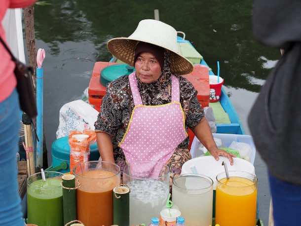 You’ll Need A Bag And A Boat For This Market In Thailand 10