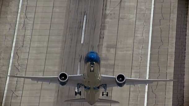 New Boeing 787-9 Dreamliner Exhibits Almost Vertical Take-Off 2