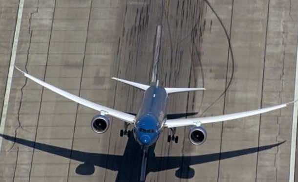 New Boeing 787-9 Dreamliner Exhibits Almost Vertical Take-Off 3