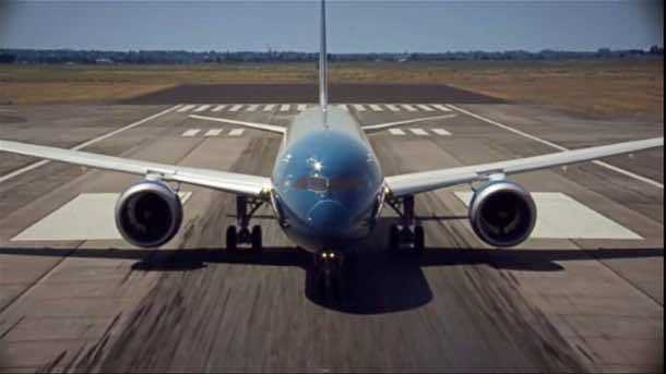 New Boeing 787-9 Dreamliner Exhibits Almost Vertical Take-Off