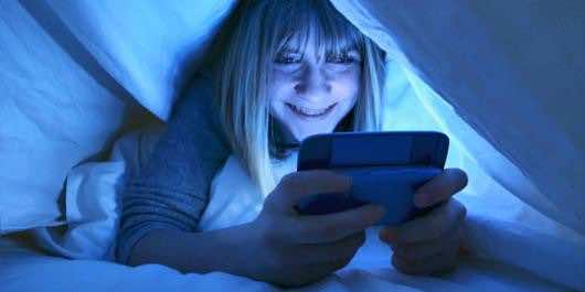 What Using Your Smartphone Before Sleeping Is Doing To You