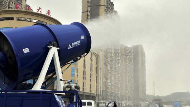 China Is Fighting Pollution By Using Water Mist Cannons 3