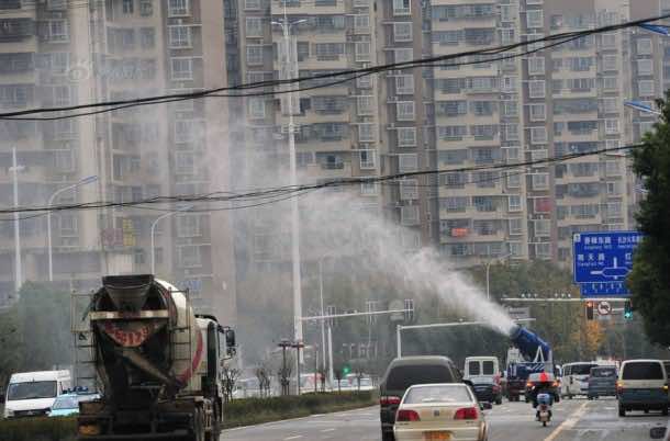 China Is Fighting Pollution By Using Water Mist Cannons 4