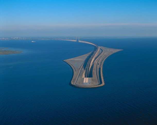 This Amazing Bridge Bridge Transforms Into a Tunnel 5