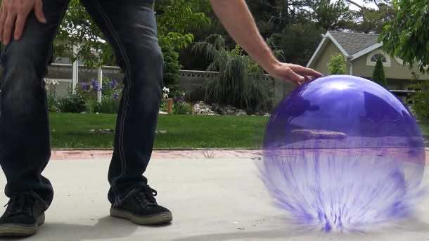 He Fills A Balloon With Liquid Nitrogen What Happens Next Will Leave You Flabbergasted_Image 1