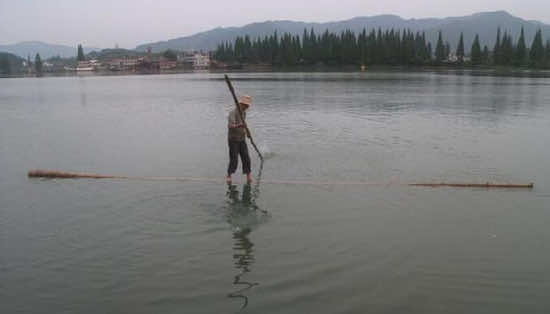 Chinese man bambooo crossing river2