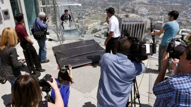 L.A. Glass Slide Opens Atop A Skyscraper, 1000 feet Above Ground_Image 4