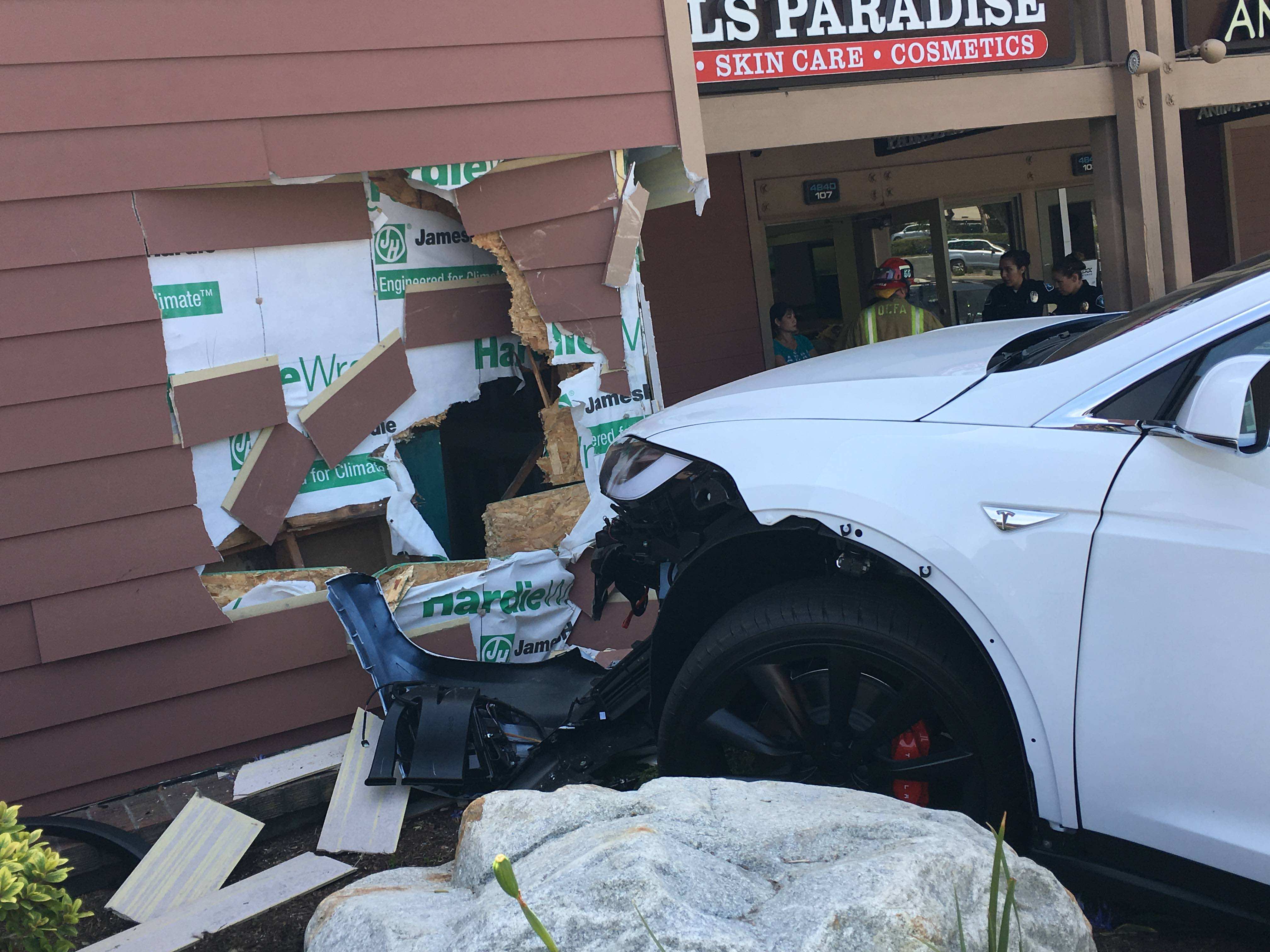 Tesla MOdel X crash2