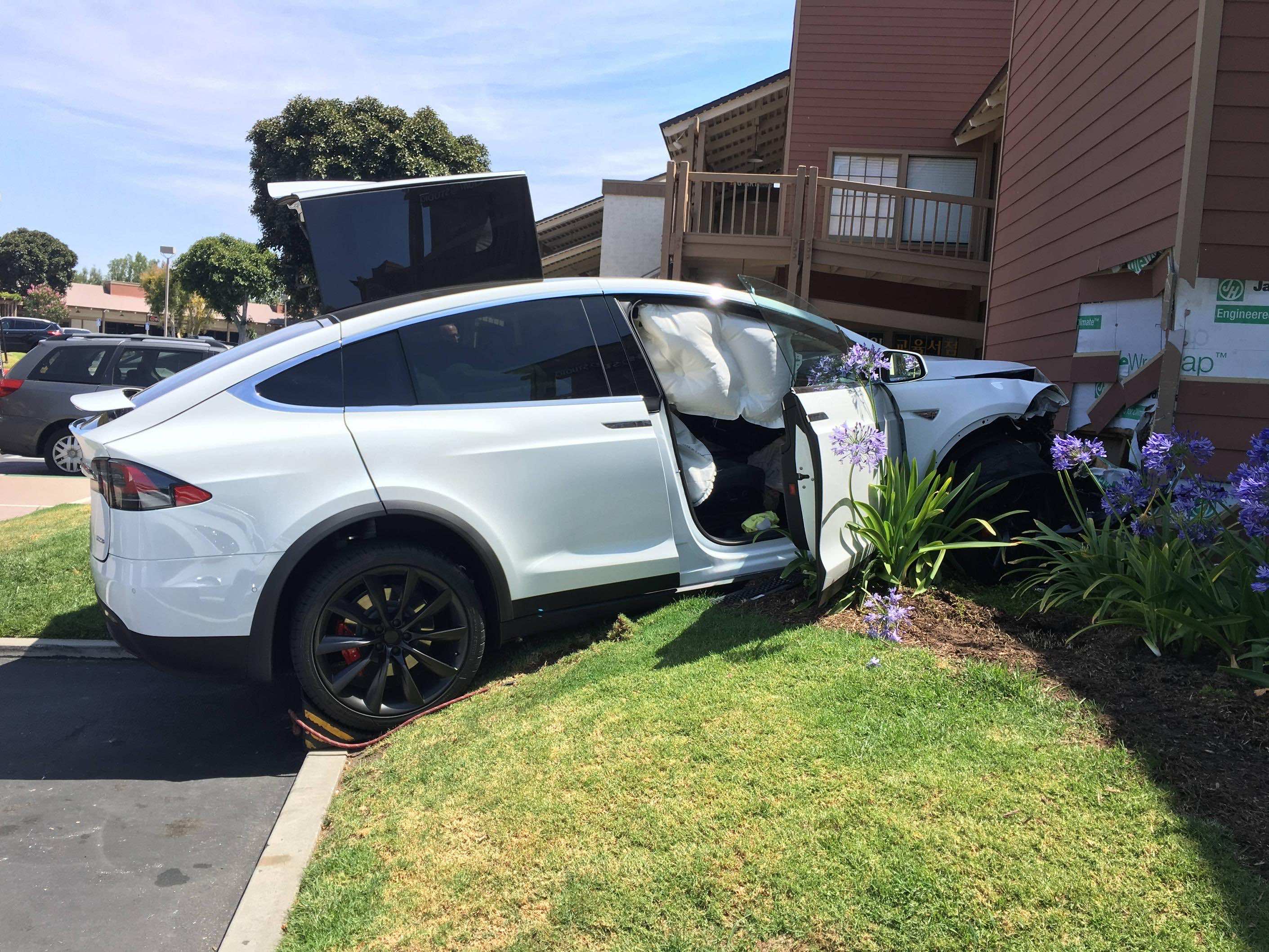 Tesla MOdel X crash3