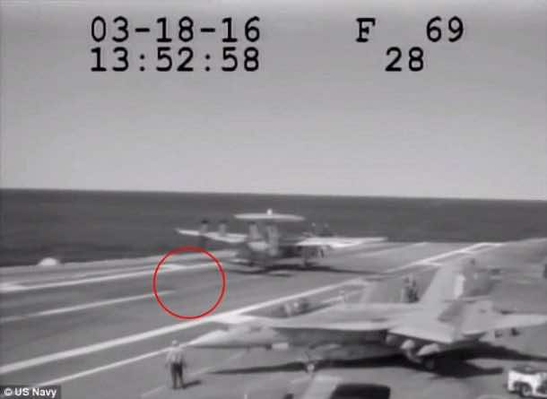 Navy Plane Nearly Crashes Into The Sea After Metal Cable Snaps_Image 2