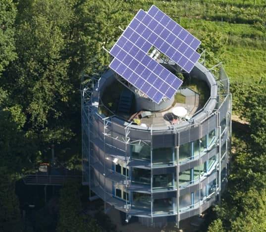 8 Homes That Generate More Energy Than They Consume_Image 16