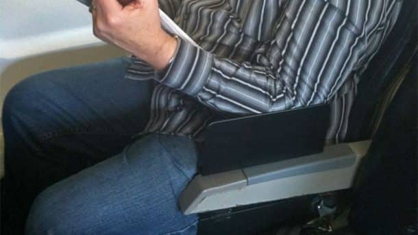 Create A Space Portable Seat Partition Makes Armrest Sharing In Airplanes Easier_Image 1