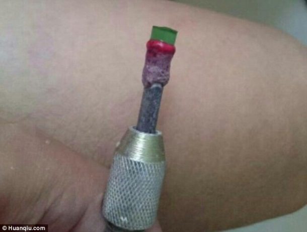 a-chinese-man-proposed-his-girlfriend-with-an-incredible-gemstone-made-from-a-beer-bottle_image-3