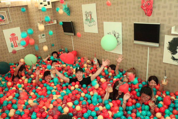 japanese-bar-replaces-seats-and-tables-with-a-giant-ball-pit_image-0