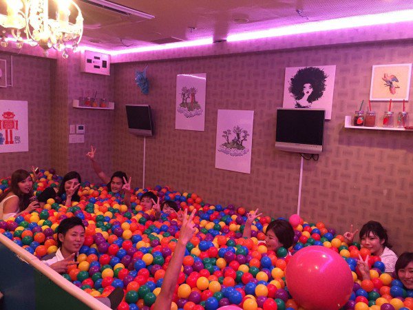 japanese-bar-replaces-seats-and-tables-with-a-giant-ball-pit_image-1