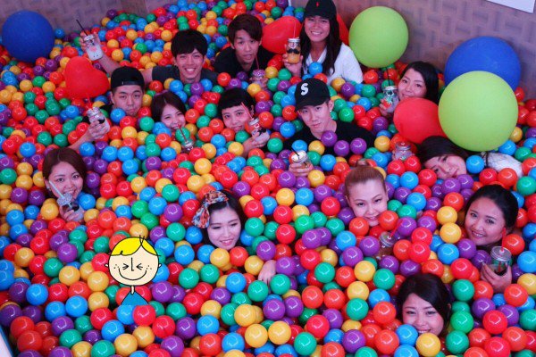 japanese-bar-replaces-seats-and-tables-with-a-giant-ball-pit_image-3