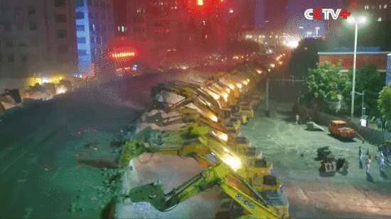 watch-as-an-overpass-is-razed-to-ground-in-one-night-by-an-army-of-chines-excavators_image-0