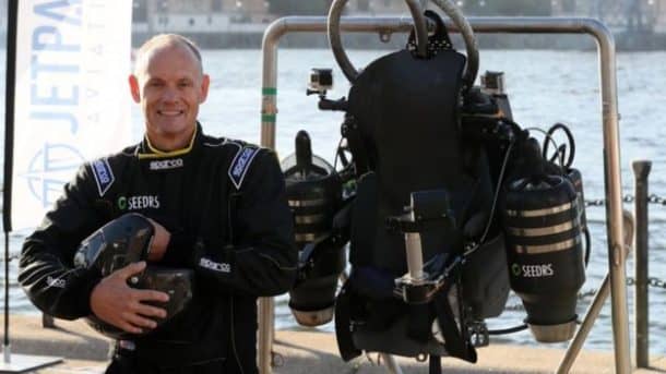 this-incredible-video-shows-a-guy-as-he-flies-over-thames-in-a-real-life-jetpack_image-2