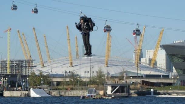 this-incredible-video-shows-a-guy-as-he-flies-over-thames-in-a-real-life-jetpack_image-3