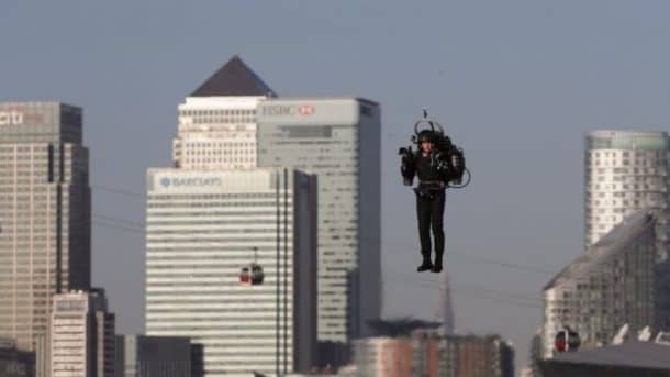 this-incredible-video-shows-a-guy-as-he-flies-over-thames-in-a-real-life-jetpack_image-4