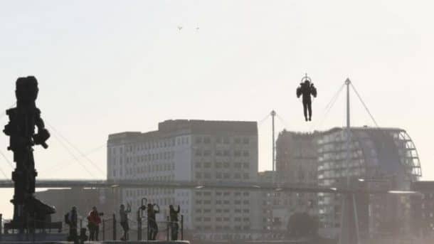 this-incredible-video-shows-a-guy-as-he-flies-over-thames-in-a-real-life-jetpack_image-5
