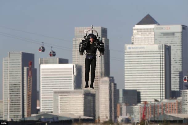 this-incredible-video-shows-a-guy-as-he-flies-over-thames-in-a-real-life-jetpack_image-7