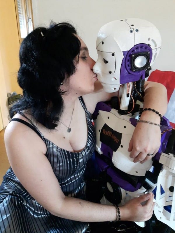 Woman Falls In Love With A Self Created 3d Printed Robot And Wants To