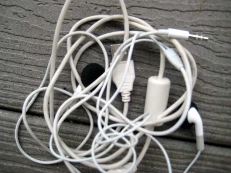 Here's The Reason Behind Why Your Earphones Always Get Tangl