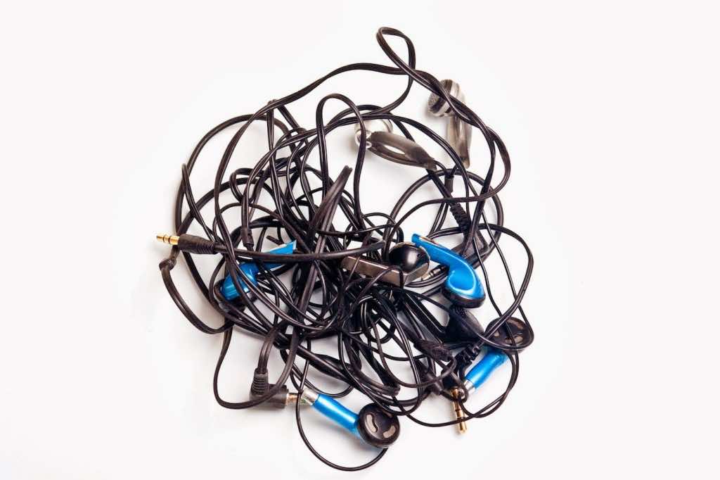 Here's The Reason Behind Why Your Earphones Always Get Tangl