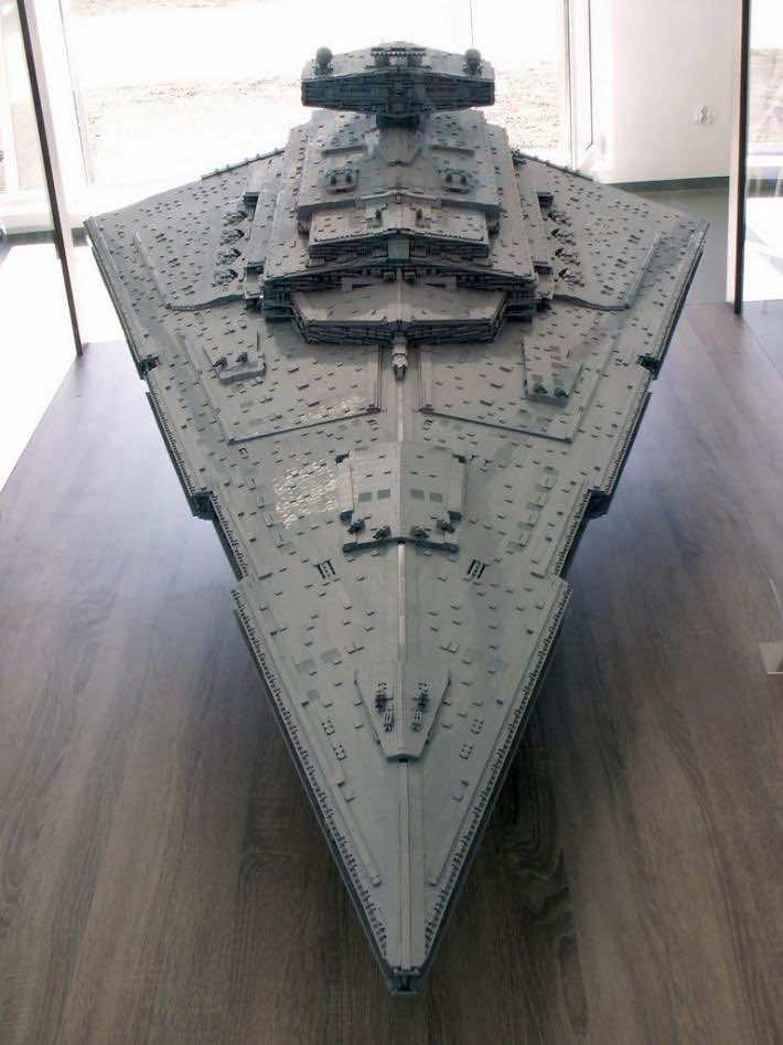 Guy Creates A Star Destroyer Spaceship Out Of 40,000 Lego Blocks