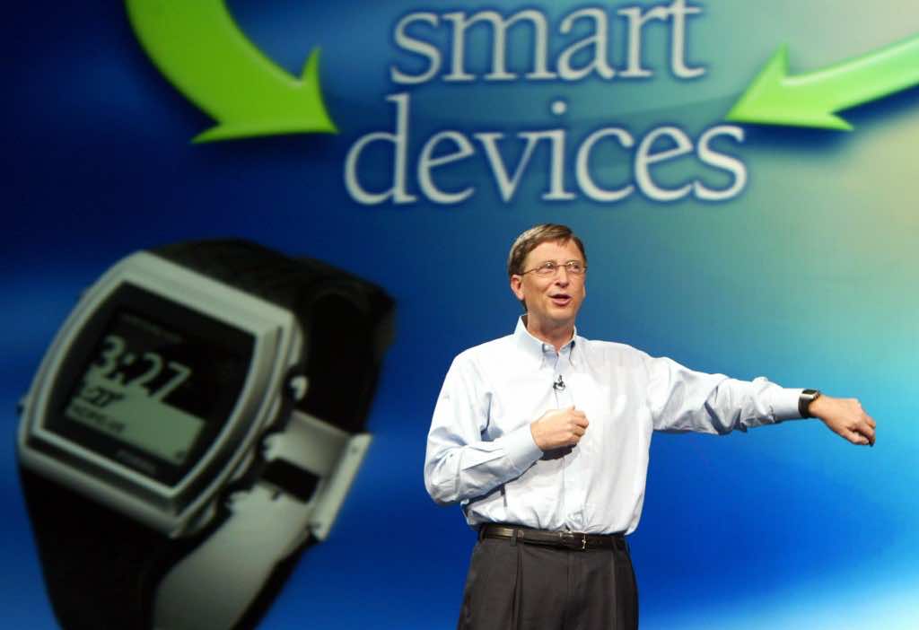BILL GATES SHOWS THE NEW FOSSIL SPOT WATCH AT COMEX