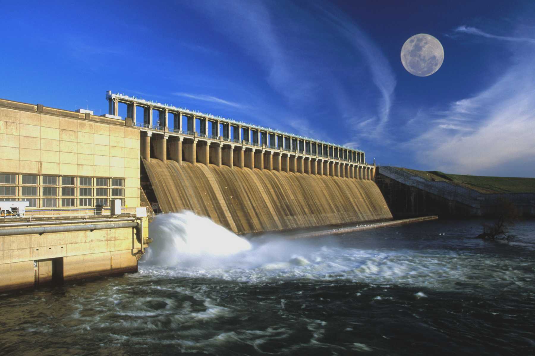 Люди перегородили реку большой плотиной вода. Гидроэлектростанция Ириклинская ГЭС. Низконапорные ГЭС. Дамба Верхнесвирской ГЭС. Гидротехника дамба плотина ГЭС.