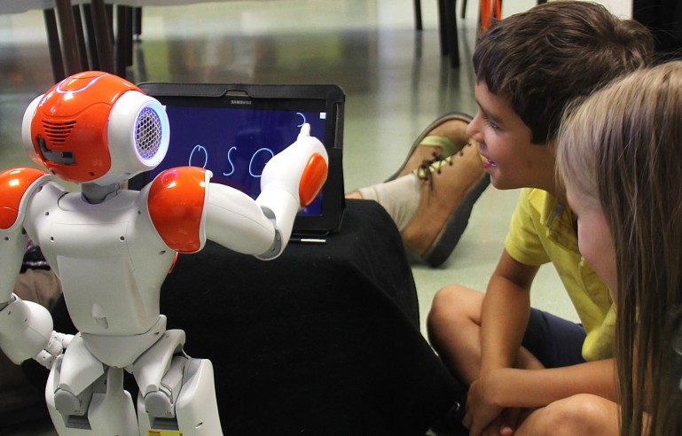 CoWriter Allows Students to Learn via Robots 3