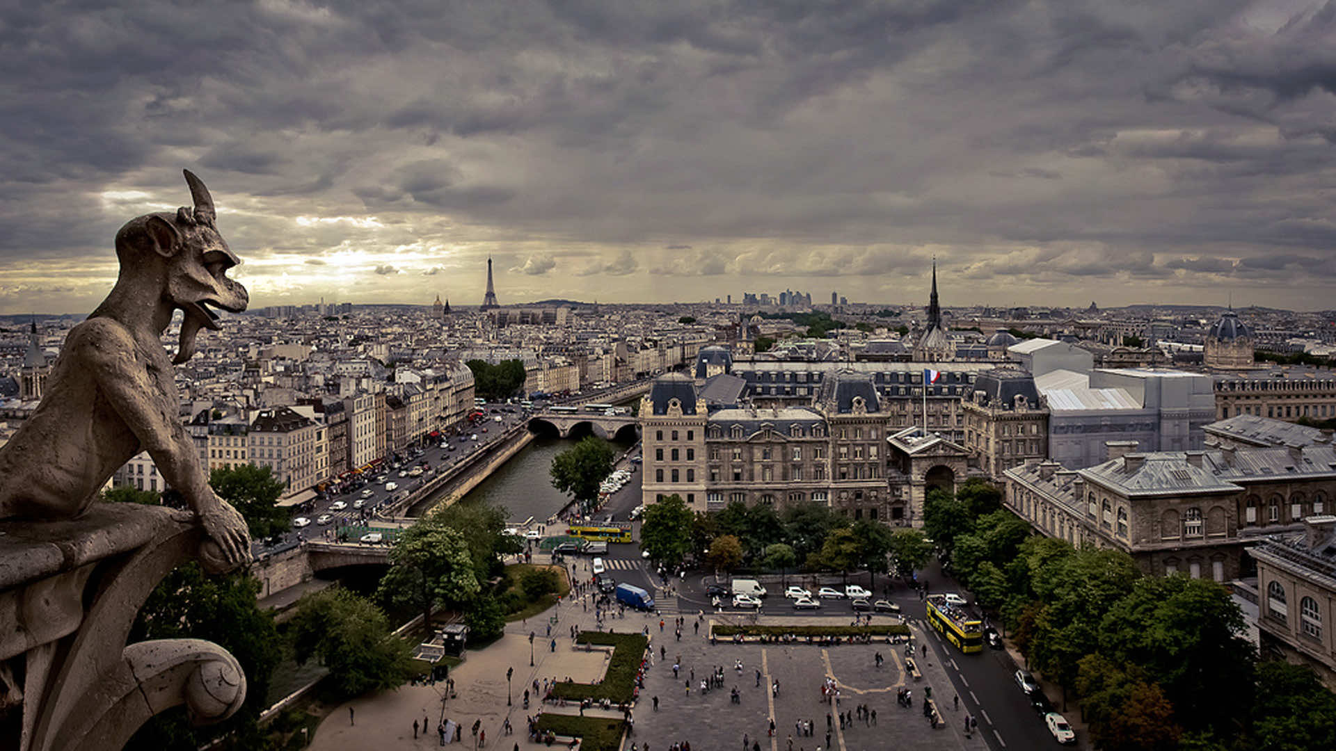 Вид на Париж с собора Парижской Богоматери