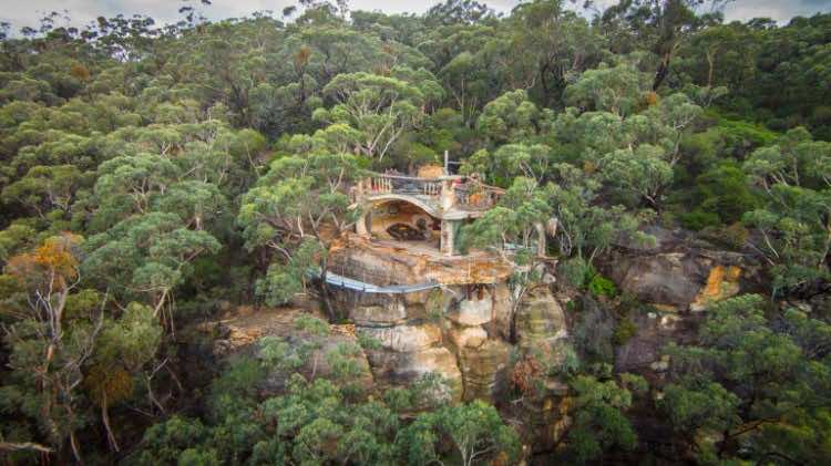 Amazing Clifftop Cave Home in Blue Mountains