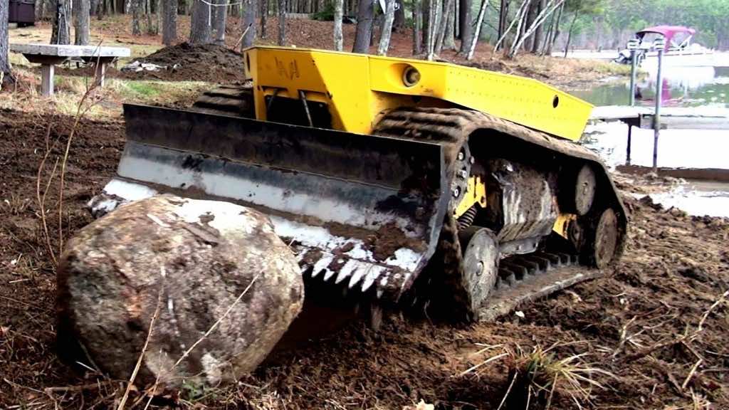 this-remote-controlled-mini-bulldozer-will-make-you-enjoy-ya