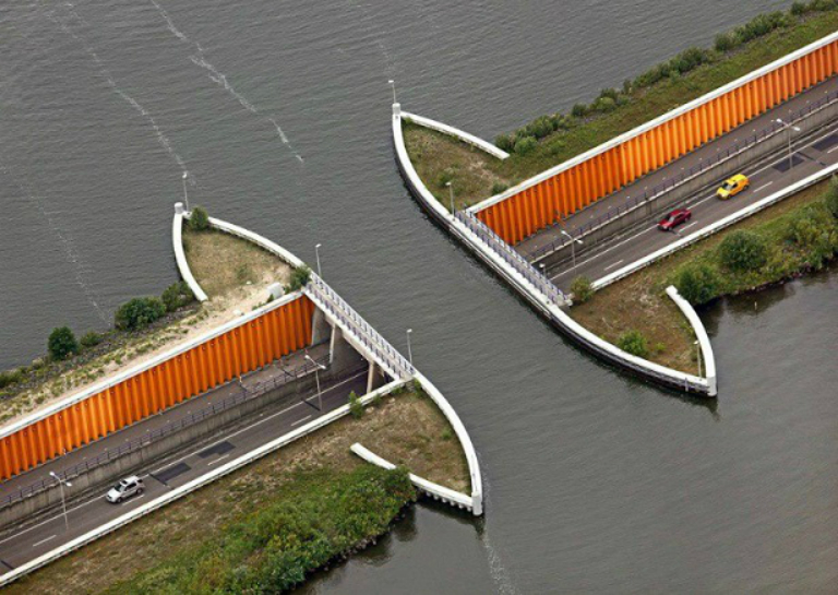 World’s 10 Most Amazing Water Bridges 3