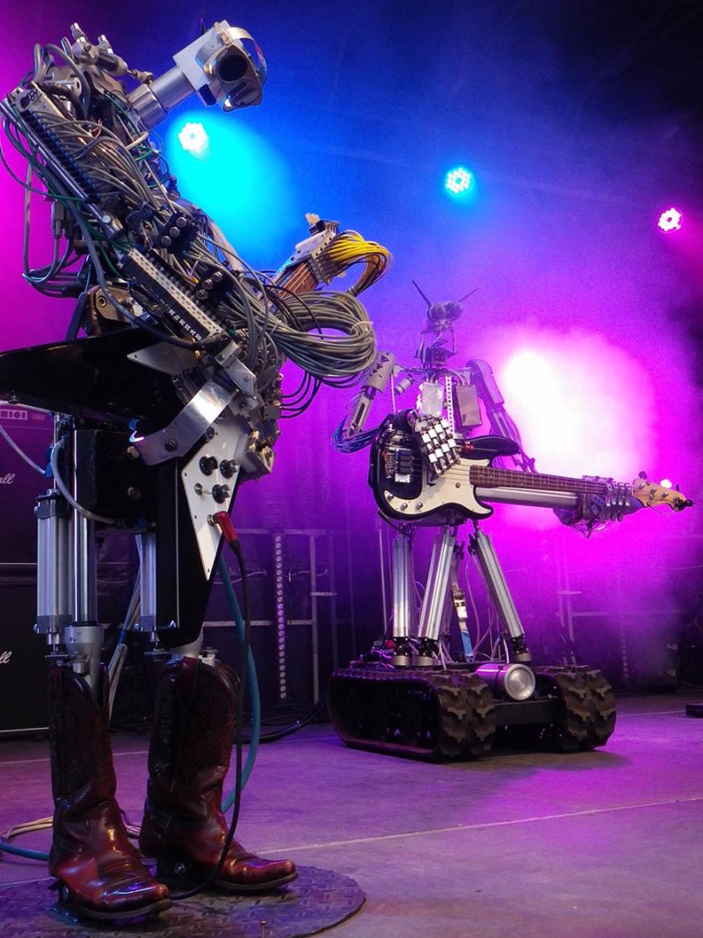 Игры музыка роботы. Группа Compressorhead. Рок группа роботов музыкантов Compressorhead. Компрессор хед группа. Compressorhead Hellgå Tarr — робот-гитарист.