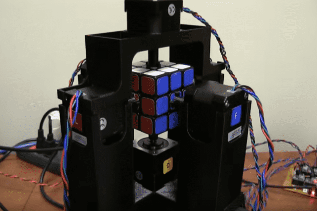 Rubik cube solved by a robot