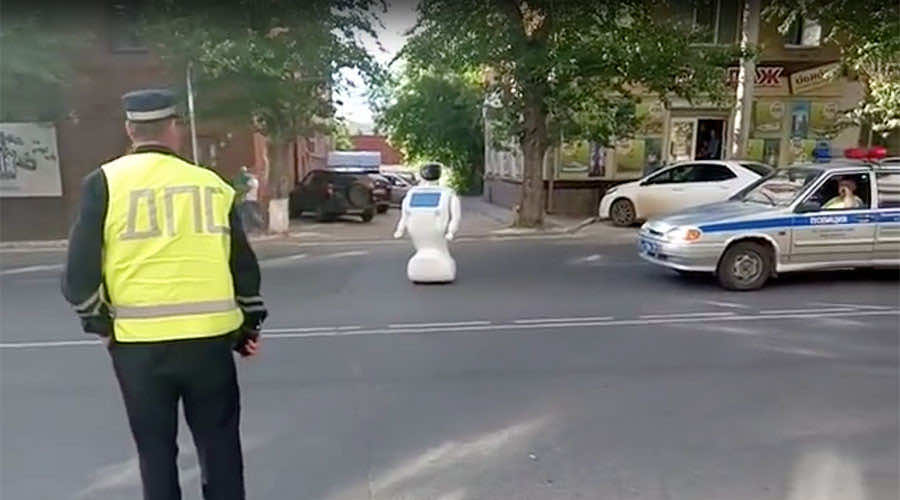 Renegade Russian Robot Escapes From The Lab And Disrupts The Traffic_Image 1