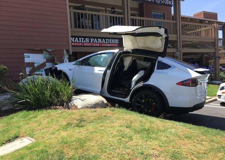 Tesla MOdel X crash