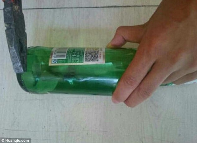 a-chinese-man-proposed-his-girlfriend-with-an-incredible-gemstone-made-from-a-beer-bottle_image-1