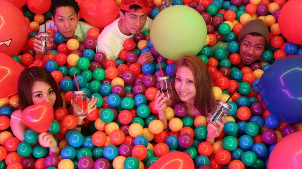japanese-bar-replaces-seats-and-tables-with-a-giant-ball-pit_image-4